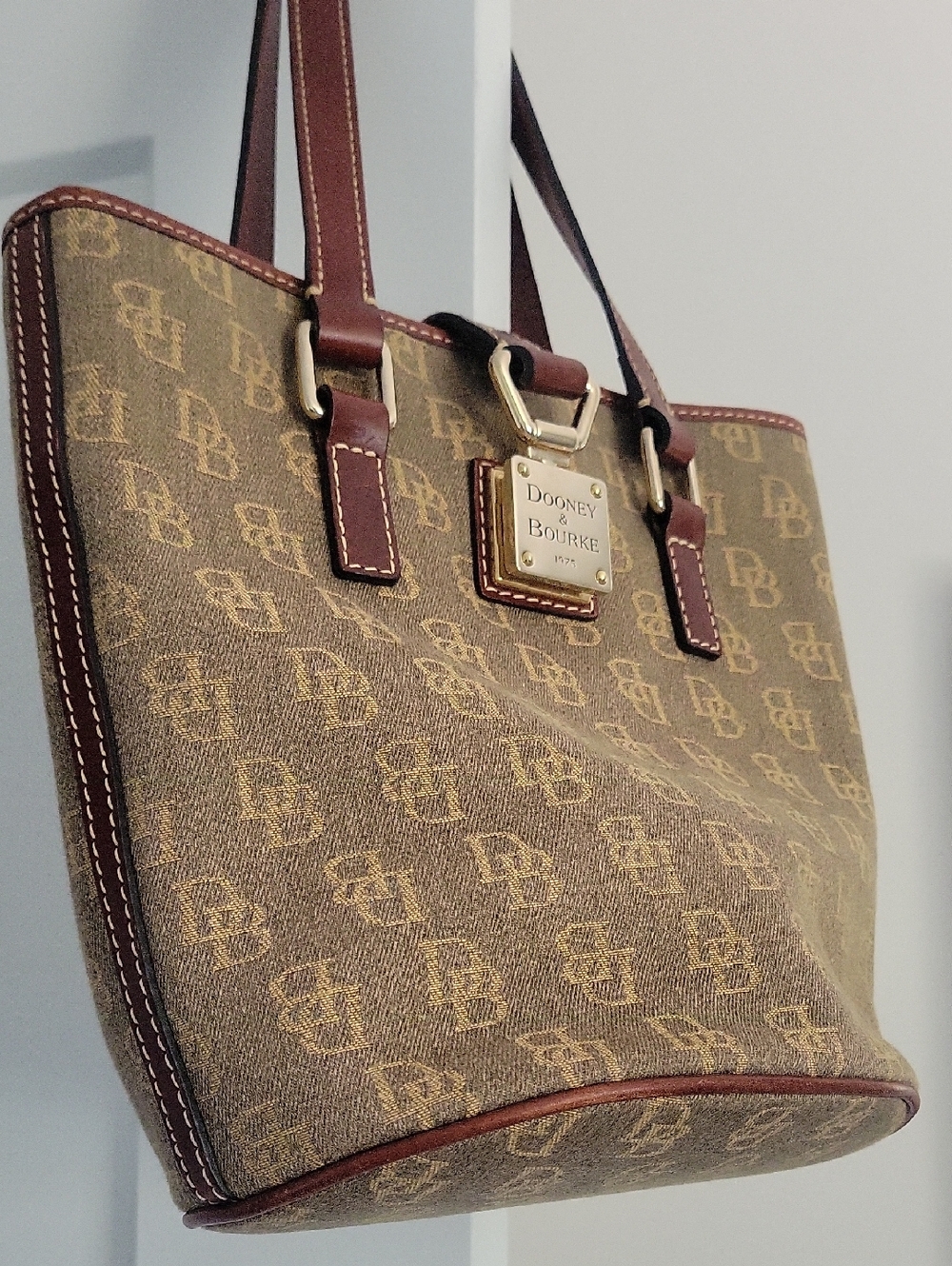 Vintage 1975 Dooney & Bourke Brown Monogram Bucket Bag with Cognac Brown Trim - Picture 4 of 16
